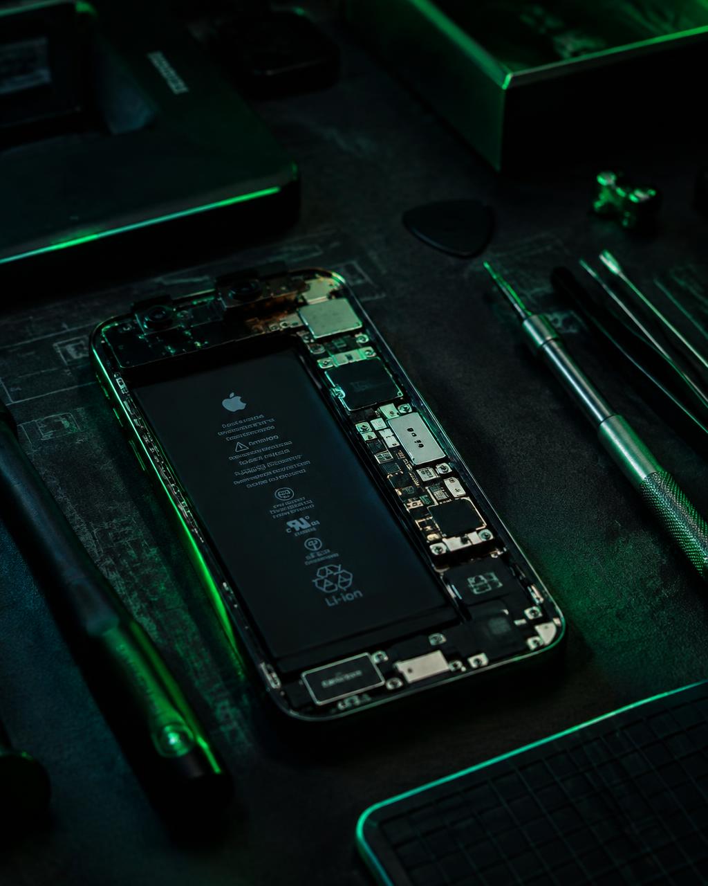Celular aberto em bancada de conserto